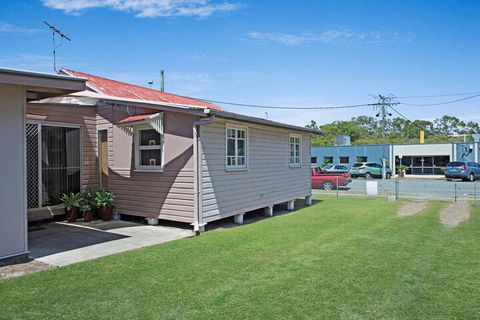Close To Water Restaurants & Clubs Toorbul St. Bongaree - Accommodation Brunswick Heads 1