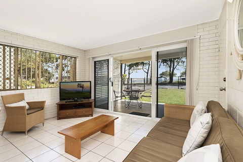 Ground Floor Air Conditioned Fabulous Waterviews Overlooking Pumicestone Passage - Accommodation Brunswick Heads 3