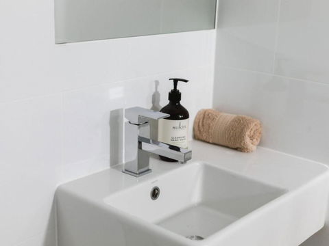 WHITE WAVES 4 ABSOLUTE BEACH FRONT STUDIO HASTINGS POINT - Accommodation Brunswick Heads 2