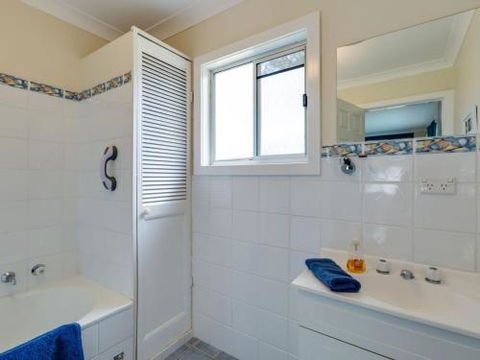 WIRANI On The WATER Sanctuary Point 4pm Check Out Sundays - Accommodation Brunswick Heads 6