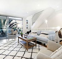 Broabdeach Sleek  Stylish Living - Accommodation Brunswick Heads