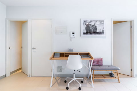Ella, 1BDR Melbourne Apartment - Accommodation Brunswick Heads 5
