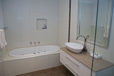 Yarra Glen Racecourse Apartments - Accommodation Brunswick Heads 4