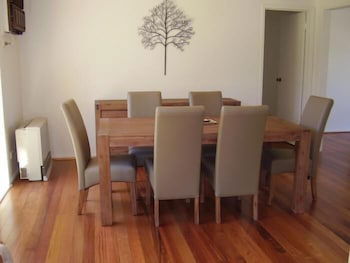 Yarra Glen Racecourse Apartments - Accommodation Brunswick Heads 3