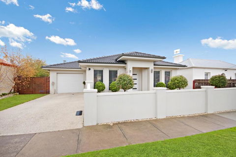 Central Warrnambool Townhouse - Accommodation Brunswick Heads 2
