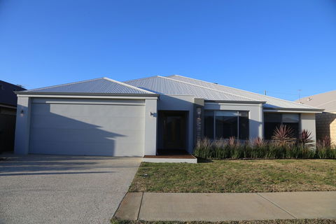 Rainbow Dream House PERTH Holiday Home - Accommodation Brunswick Heads 0