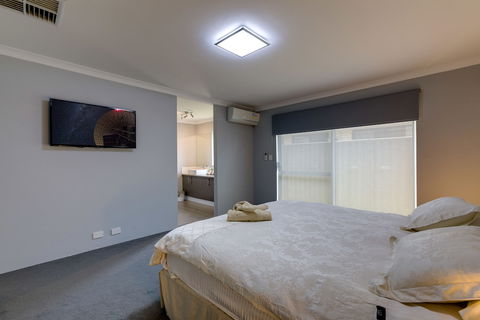 Rainbow Dream House PERTH Holiday Home - Accommodation Brunswick Heads 2