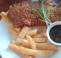 Dining at the Findon Hotel - Accommodation Brunswick Heads