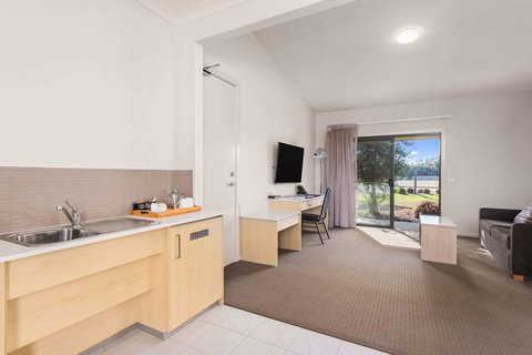 Quality Suites Point Cook Seasons 5 - Accommodation Brunswick Heads 16