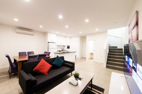 3BR Townhouse Double Garage Walk To Lake Ginninderra - Accommodation Brunswick Heads 0