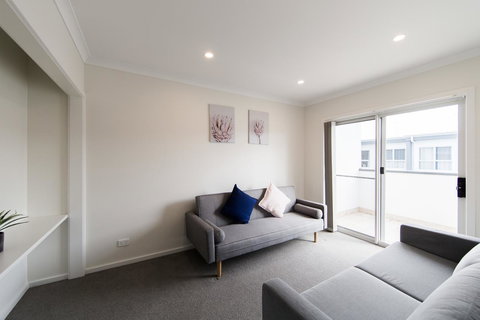 3BR Townhouse Double Garage Walk To Lake Ginninderra - Accommodation Brunswick Heads 3