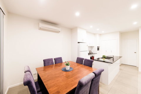 3BR Townhouse Double Garage Walk To Lake Ginninderra - Accommodation Brunswick Heads 2