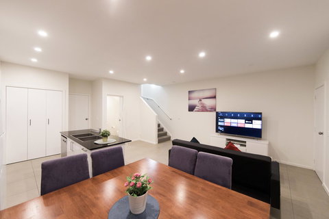3BR Townhouse Double Garage Walk To Lake Ginninderra - Accommodation Brunswick Heads 1