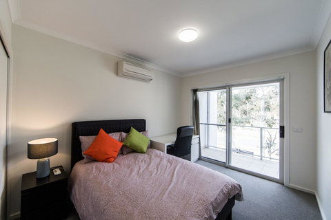 3BR Townhouse Double Garage Walk To Lake Ginninderra - Accommodation Brunswick Heads 7