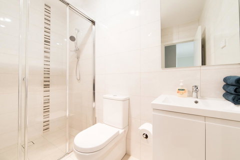 3BR Townhouse Double Garage Walk To Lake Ginninderra - Accommodation Brunswick Heads 5