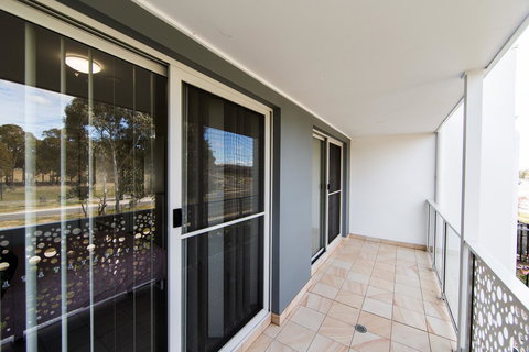 3BR Townhouse Double Garage Walk To Lake Ginninderra - Accommodation Brunswick Heads 8