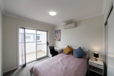 3BR Townhouse Double Garage Walk To Lake Ginninderra - Accommodation Brunswick Heads 4