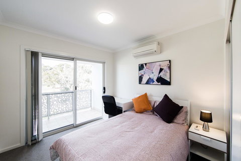 3BR Townhouse Double Garage Walk To Lake Ginninderra - Accommodation Brunswick Heads 6