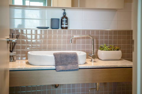 Port Adelaide Executive Waterfront Apartment - Accommodation Brunswick Heads 5