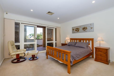 Adelaide Style Accommodation-Close To City-North Adelaide-3 Bdrm- FREE Parking - Accommodation Brunswick Heads 3