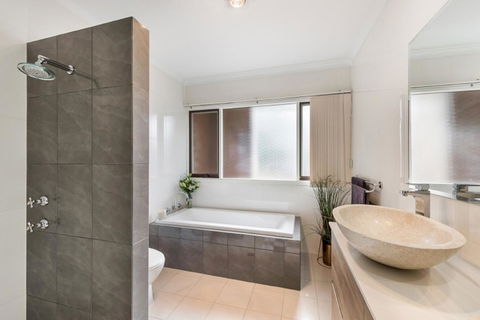 Adelaide Style Accommodation-Close To City-North Adelaide-3 Bdrm- FREE Parking - Accommodation Brunswick Heads 10