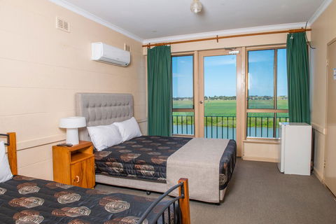 Tailem Bend Riverside Hotel - Accommodation Brunswick Heads 0