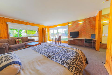 Country Roads Motor Inn Naracoorte - Accommodation Brunswick Heads 0