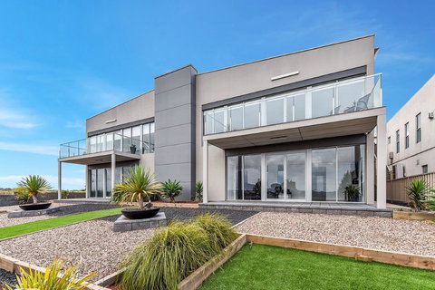 BENGALEE EXECUTIVE TOWNHOUSE- MODERN & STYLISH - Accommodation Brunswick Heads 1