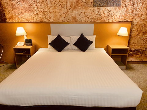 Desert Cave Hotel - Accommodation Brunswick Heads 1