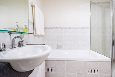 Executive 3 Bedroom Apartment + Internet + Parking - Accommodation Brunswick Heads 18