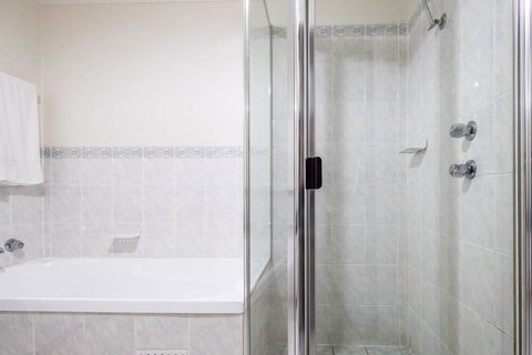 Executive 3 Bedroom Apartment + Internet + Parking - Accommodation Brunswick Heads 39