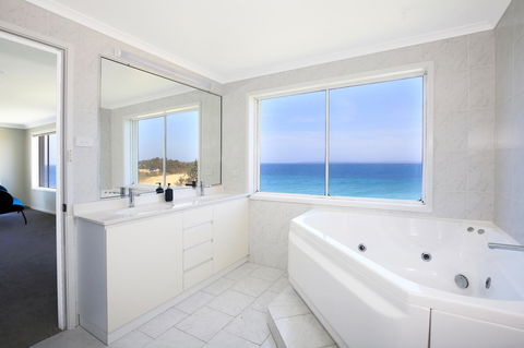Neptune I Absolute Beachfront I Stunning Views - Accommodation Brunswick Heads 18