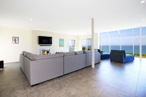 Neptune I Absolute Beachfront I Stunning Views - Accommodation Brunswick Heads 3