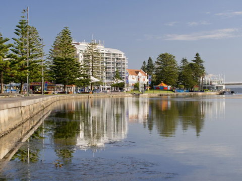 Oaks The Entrance Waterfront Suites - Accommodation Brunswick Heads 4