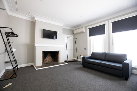 Horse And Jockey Hotel Homebush - Accommodation Brunswick Heads 2