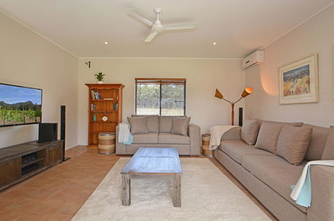JE Guesthouse, Central To All The Hunter Valley Has To Offer - Accommodation Brunswick Heads 3