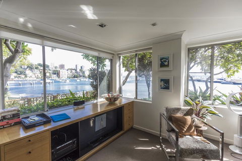Waterfront Apartment Brimming With Inspirational Artwork - Accommodation Brunswick Heads 6