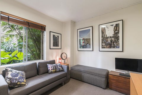 Waterfront Apartment Brimming With Inspirational Artwork - Accommodation Brunswick Heads 3