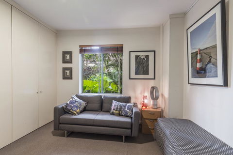 Waterfront Apartment Brimming With Inspirational Artwork - Accommodation Brunswick Heads 4