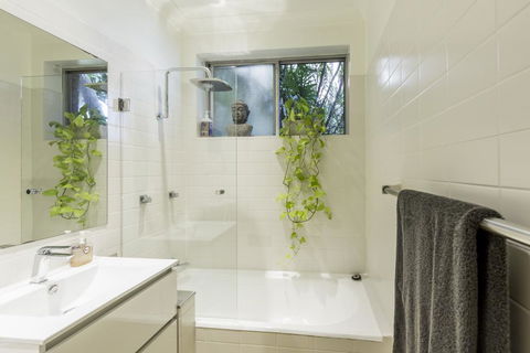 Waterfront Apartment Brimming With Inspirational Artwork - Accommodation Brunswick Heads 2