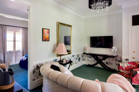 Chanticleer Gardens Barn Cottage With A Pool - Accommodation Brunswick Heads 44