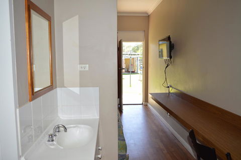 Brolga Hotel Motel - Coleambally - Accommodation Brunswick Heads 3