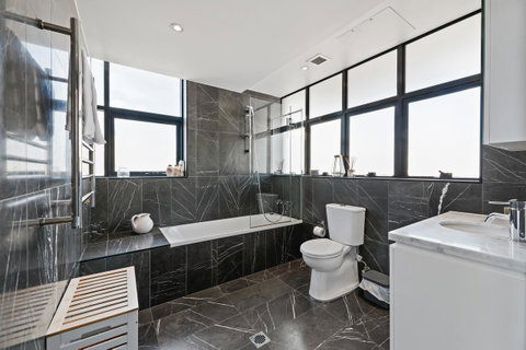 Darling Harbour Penthouse Views+Jacuzzi - Accommodation Brunswick Heads 3