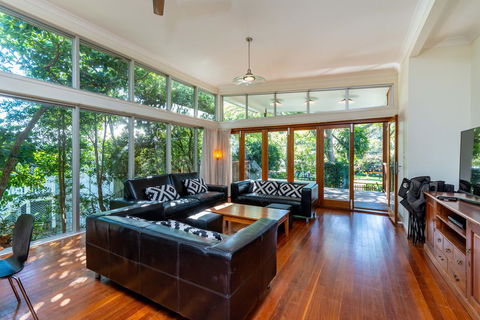 Decked Out For A Fantastic Holiday - Winnett St, Woorim (Upstairs Only) - Accommodation Brunswick Heads 1