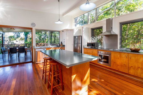 Decked Out For A Fantastic Holiday - Winnett St, Woorim (Upstairs Only) - Accommodation Brunswick Heads 2