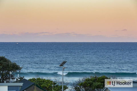 EXCLUSIVE OCEAN VIEW PENTHOUSE ON MARINE PARADE - Accommodation Brunswick Heads 1