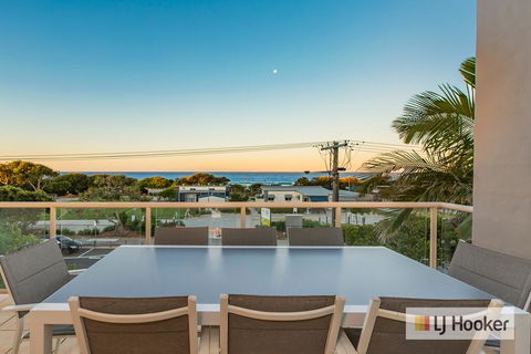 EXCLUSIVE OCEAN VIEW PENTHOUSE ON MARINE PARADE - Accommodation Brunswick Heads 0