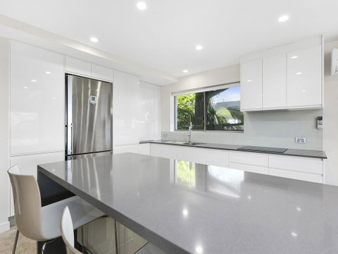 Exquisite Penthouse With Views To Laguna Bay - Unit 3 Taralla 18 Edgar Bennett Avenue - Accommodation Brunswick Heads 1