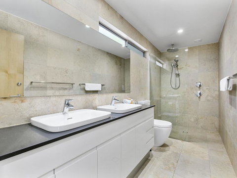Exquisite Penthouse With Views To Laguna Bay - Unit 3 Taralla 18 Edgar Bennett Avenue - Accommodation Brunswick Heads 3