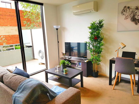 FITZROY FANTASTIC 1BR APT With FREE WINE, NETFLIX, WIFI, Close To TRAMS, COLES - Accommodation Brunswick Heads 0